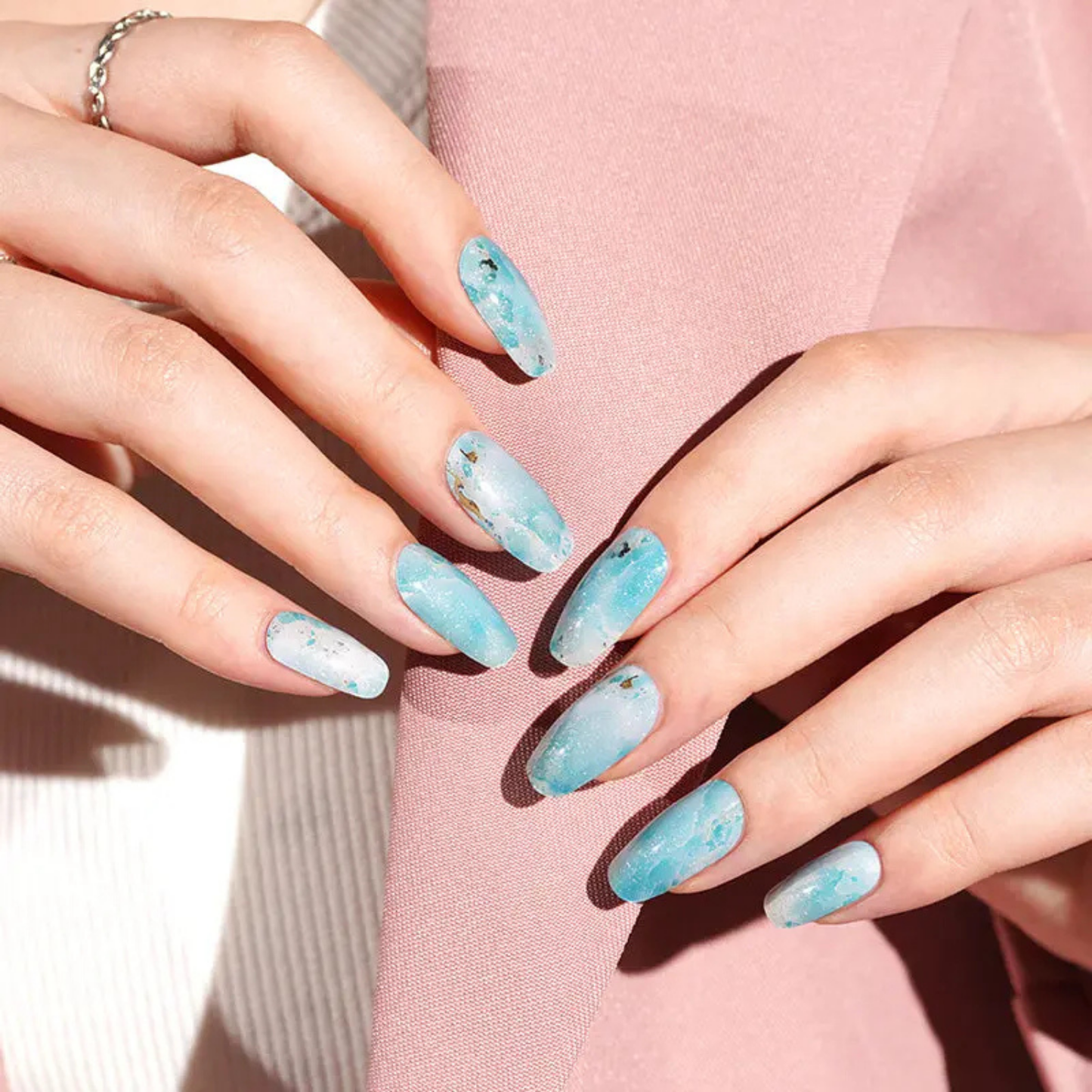 Uñas Gel Semi curado Manicure -  Azul Drive ( Manchitas Celestes, blancas y plateado con brillos)