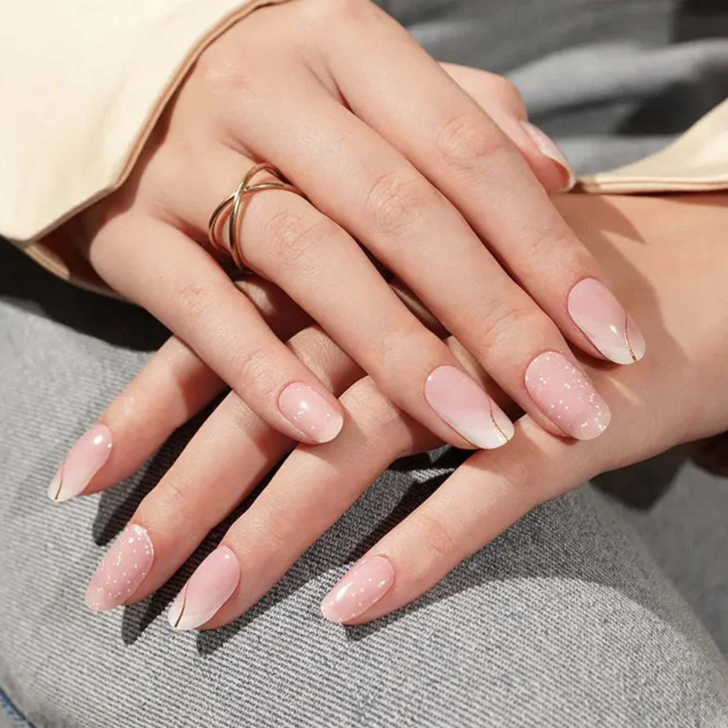 Uñas Gel Semi curado Manicure - Francesa Asimétrica Rosa con Líneas Doradas